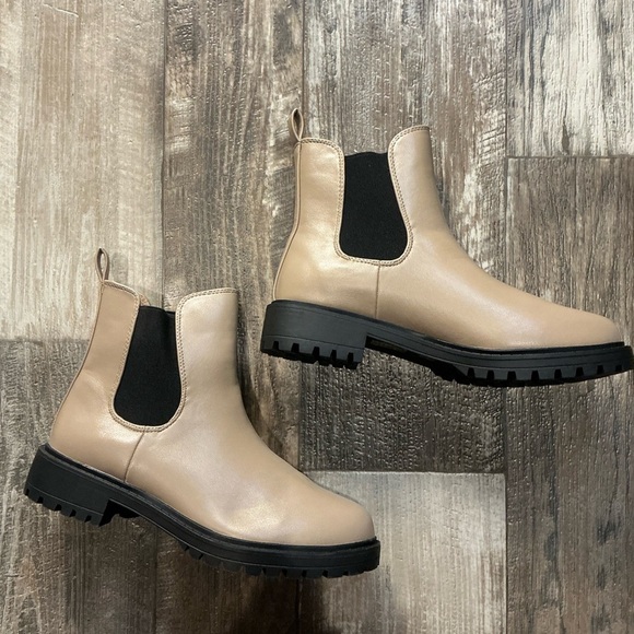 Women’s Tan Chelsea Boots Size 8 - Picture 12 of 12